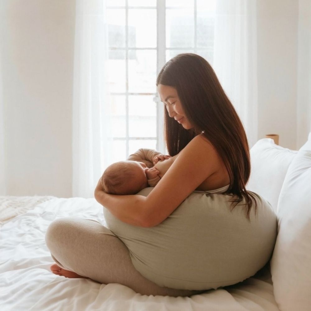 3’ü 1 Arada emzirme destek minderi ile bebeğini emziren anne