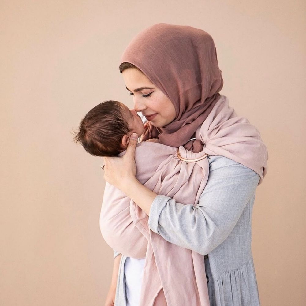 Anne ile bebeğin yakın temas kurmasını destekleyen Balküpü Studio %100 keten halka sling. Güvenli bağlanmayı destekleyen ergonomik bebek taşıma slingi ile doğal ve konforlu bebek taşıma.