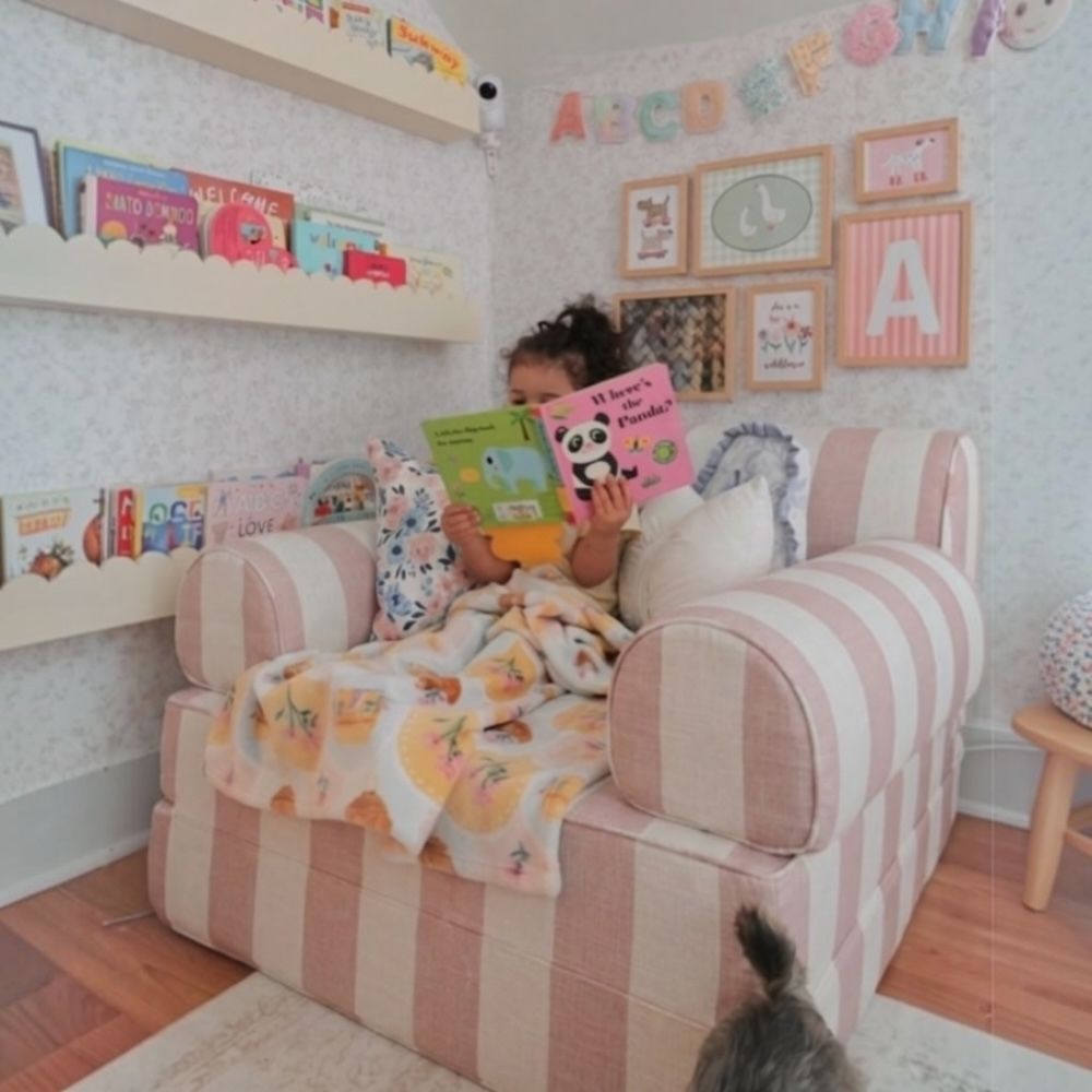 Çocuk odasında modüler oyun koltuğu ile oluşturulan rahat kitap okuma köşesi.
