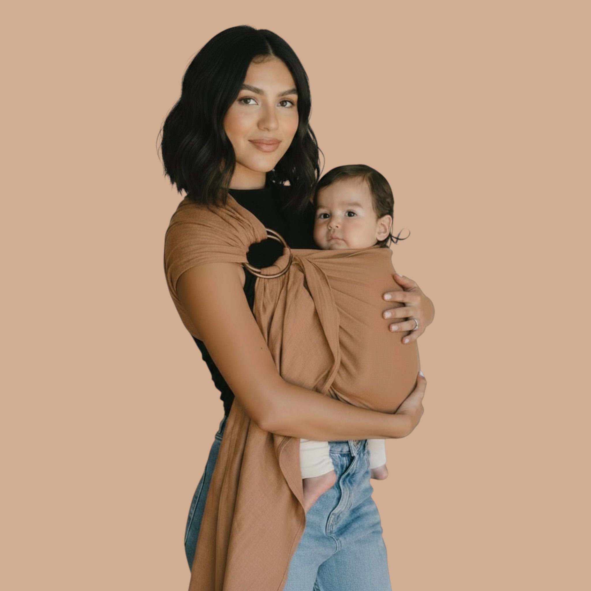 Karamel renk %100 keten halka sling ile yenidoğan bebeğini güvenli taşıyan anne – ergonomik bebek taşıma slingi
