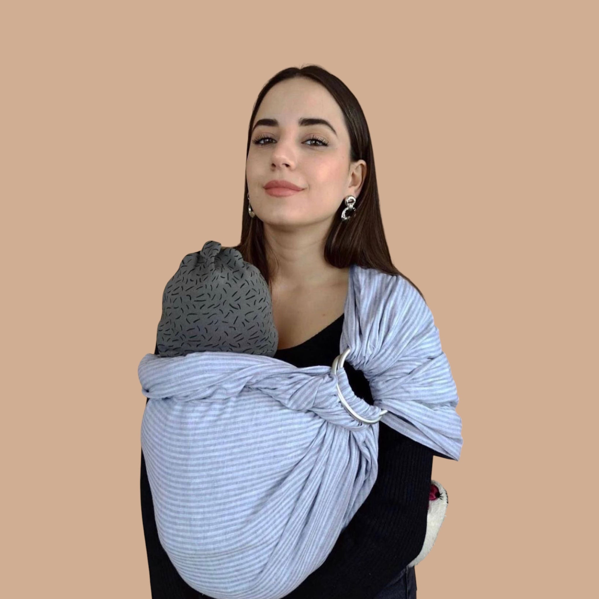 Lavender desenli %100 keten halka sling ile bebeğini güvenle taşıyan anne – ergonomik bebek taşıma slingi