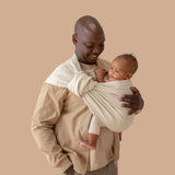 Natural renk %100 keten halka sling ile bebeğini güvenli ve ergonomik şekilde taşıyan anne – Balküpü Studio bebek taşıma slingi