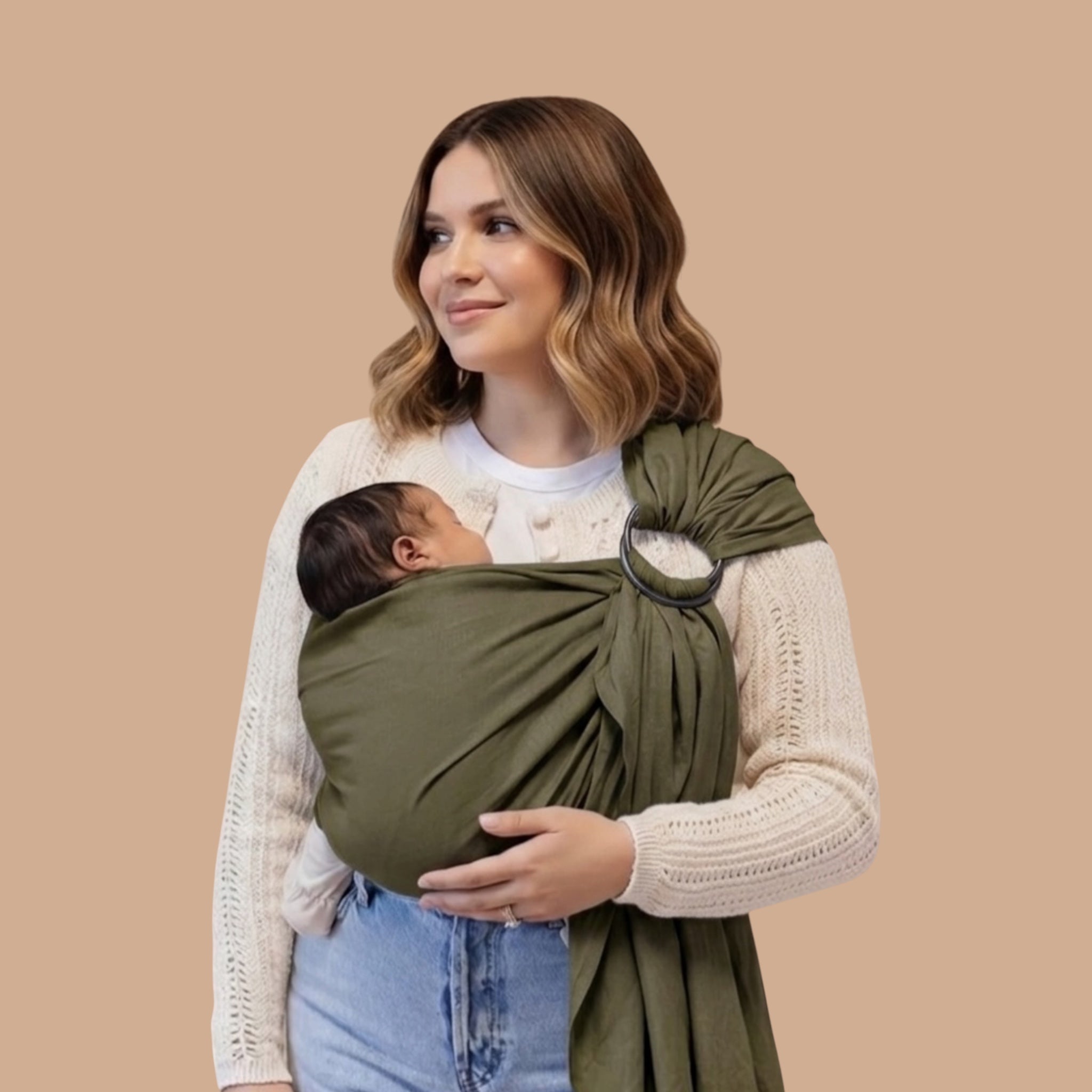 Zeytuni renk %100 keten halka sling ile bebeğini güvenle taşıyan anne – doğal keten bebek taşıma slingi