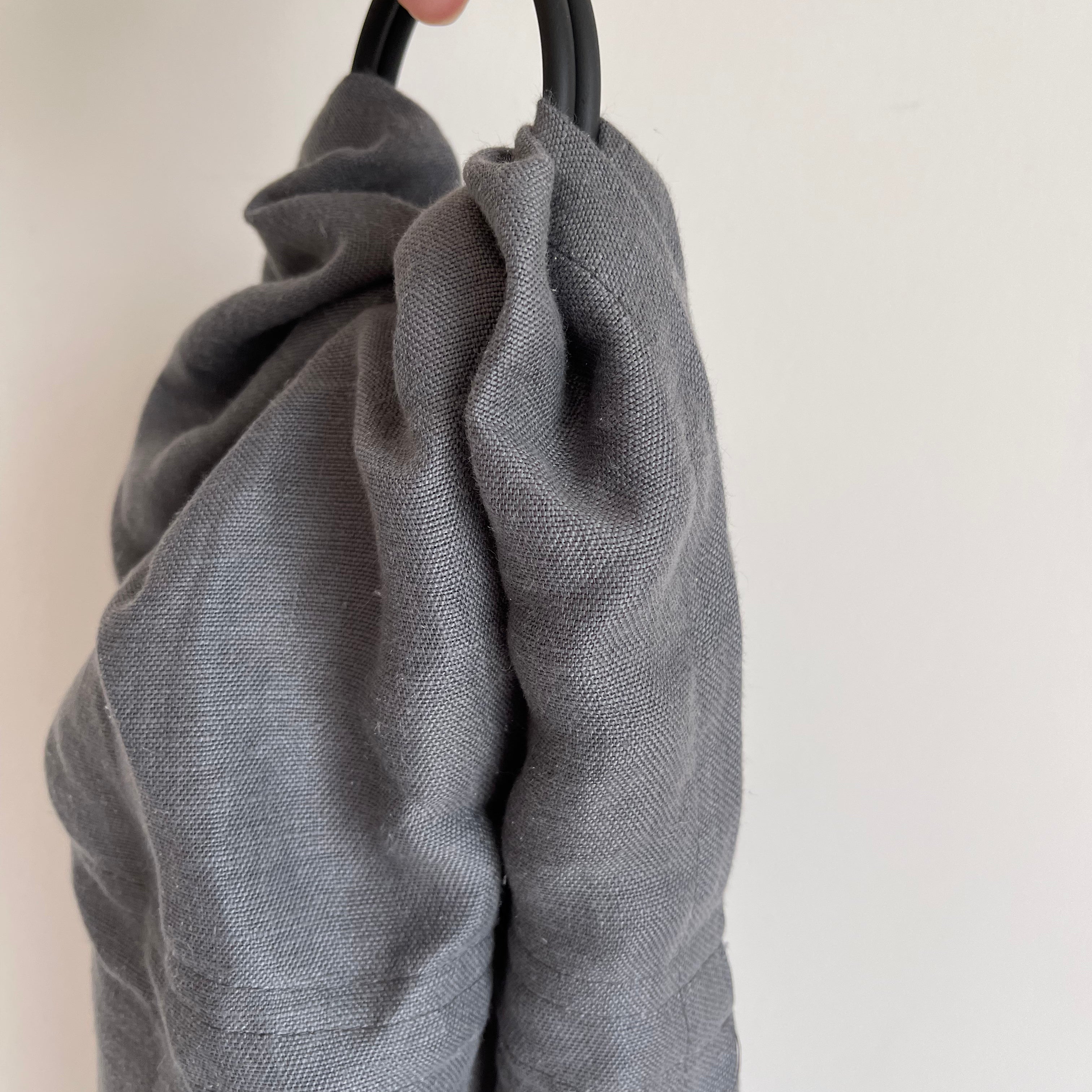 Füme renk %100 keten halka sling ile günlük kullanıma uygun ergonomik bebek taşıma slingi